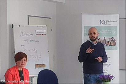 Der Projektleiter von Faire Integration bei der IQ Infoveranstaltung zum Diversity-Tag beim Internationalen Bund in Darmstadt 