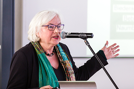 Brigitte Warnke-Kilian erläuterte, wie das IQ Teilprojekt "AnpaQ" Personen im Anerkennungsverfahren unterstützt.