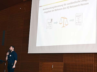 Präsentation von Khaled Fakha zur Anerkennungsberatung im IQ Netzwerk Hessen