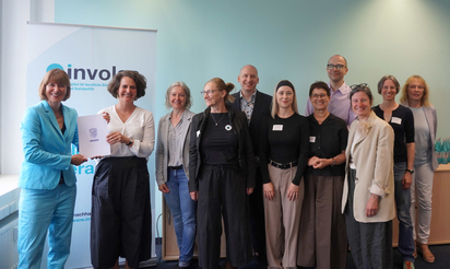 Gruppenbild Ministerin Heike Hofmann mit Projektleitungen und Koordination von IQ-Hessen RINIA