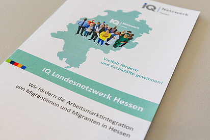 Flyer des Hessischen Landesnetzwerks "Integration durch Qualifizierung (IQ)"