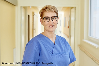 Eine Gesundheits- und Krankenpflegerin im Krankenhaus