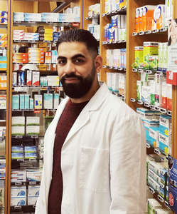 Abdulrahman Khaled, PTA aus Palästina, arbeitet in einer Apotheke.