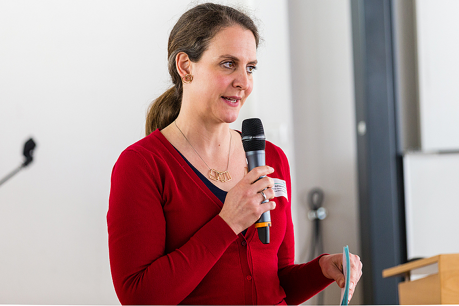 Moderatorin Juliane Firlus (Koordination des IQ Netzwerks Hessen)